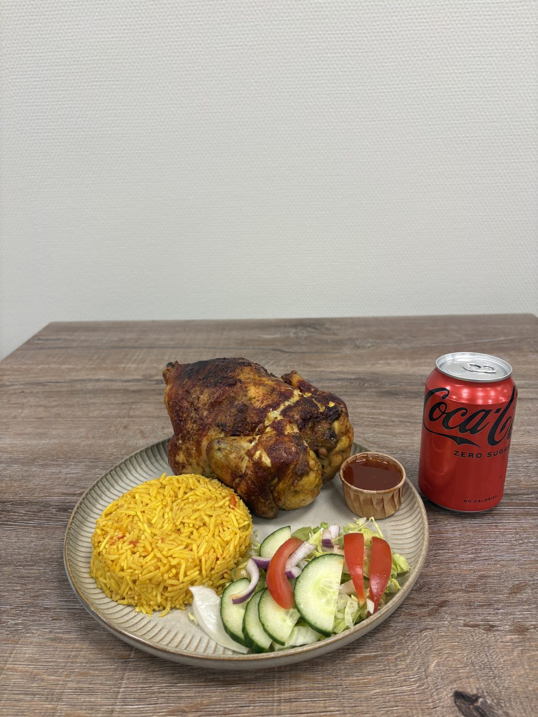 Gegrilde kip met rijst en frisse salade bij Roasty by Mans